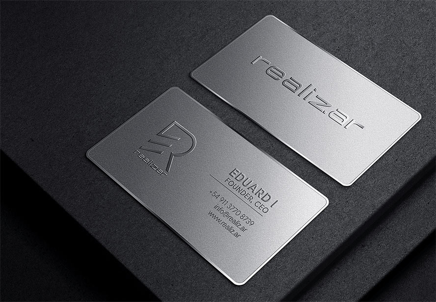 Realizar Business Card – A sleek two-sided design displayed on a dark floor background, reinforcing sophistication and brand identity.